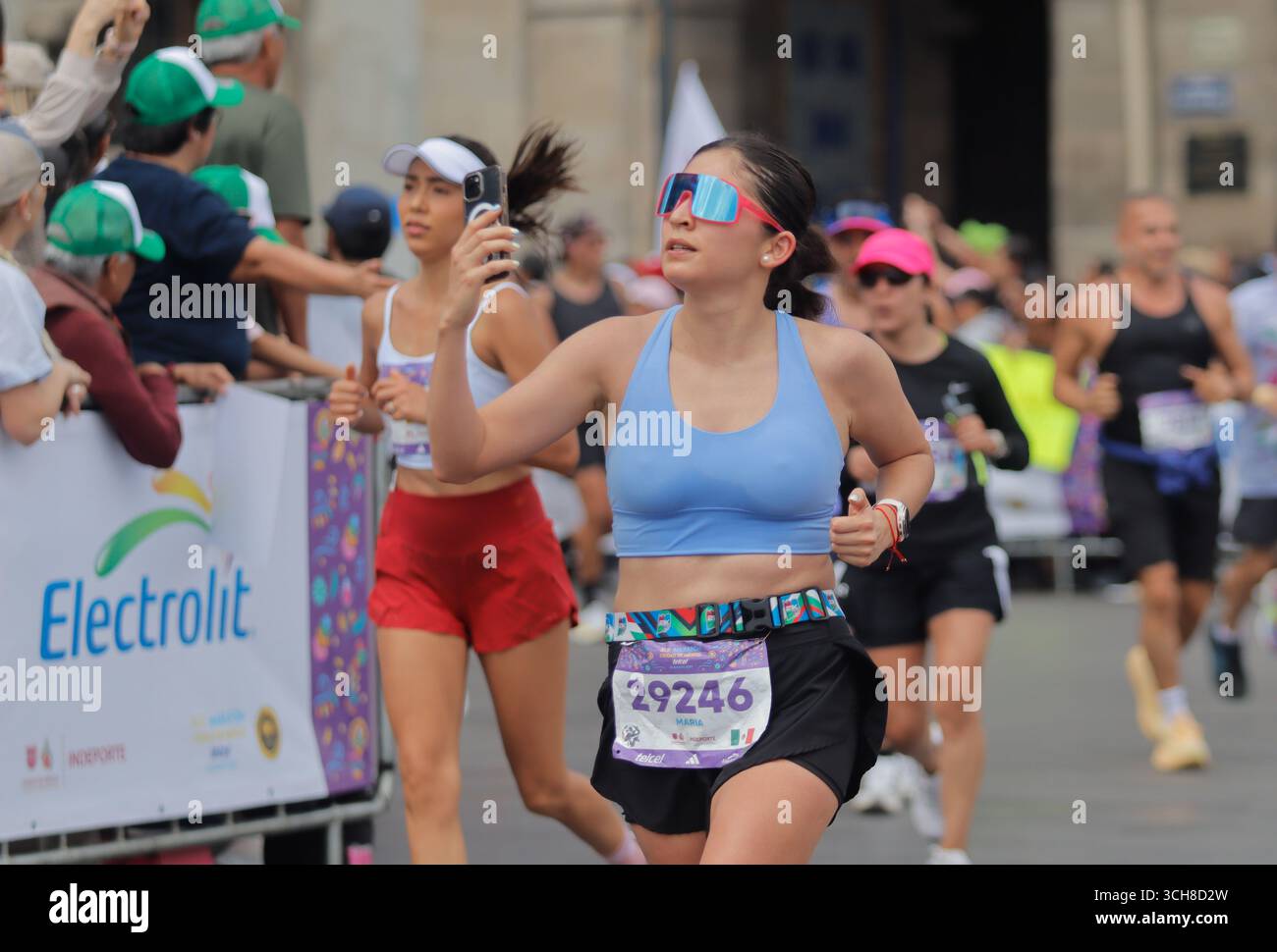 Mexiko-Stadt, Ciudad de Mexico, Mexiko. 31. August 2025. Eine Frau läuft beim XLII Mexico City Marathon. Am 31. August 2025 in Mexiko-Stadt. (Kreditbild: © Carlos Santiago/eyepix via ZUMA Press Wire) NUR REDAKTIONELLE VERWENDUNG! Nicht für kommerzielle ZWECKE! Quelle: ZUMA Press, Inc./Alamy Live News Stockfoto