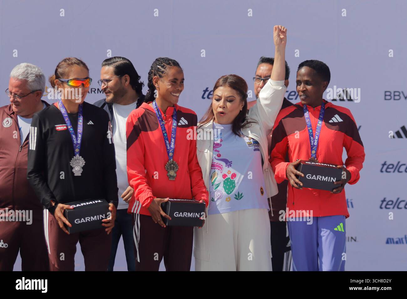 Mexiko-Stadt, Ciudad de Mexico, Mexiko. 31. August 2025. (L-R) Lizaida Valdivia aus Peru, Bekelech Gudeta Borecha aus Äthiopien, Regierungschef von Mexiko-Stadt, Clara Brugada Molina und Ruth Danies Albert Jebet aus Bahrain posierten während der Preisverleihung für die Elite-Kategorie der Frauen beim XLII Mexico City Marathon. Am 31. August 2025 in Mexiko-Stadt. (Kreditbild: © Carlos Santiago/eyepix via ZUMA Press Wire) NUR REDAKTIONELLE VERWENDUNG! Nicht für kommerzielle ZWECKE! Quelle: ZUMA Press, Inc./Alamy Live News Stockfoto