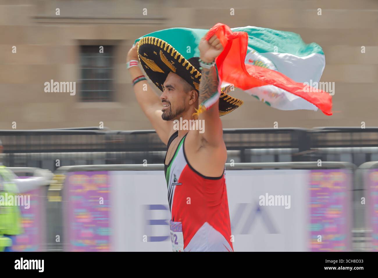 Mexiko-Stadt, Ciudad de Mexico, Mexiko. 31. August 2025. Während des XLII Mexico City Marathons weht ein Läufer die mexikanische Flagge. Am 31. August 2025 in Mexiko-Stadt. (Kreditbild: © Carlos Santiago/eyepix via ZUMA Press Wire) NUR REDAKTIONELLE VERWENDUNG! Nicht für kommerzielle ZWECKE! Quelle: ZUMA Press, Inc./Alamy Live News Stockfoto