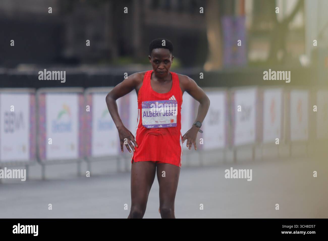 Mexiko-Stadt, Ciudad de Mexico, Mexiko. 31. August 2025. Ruth Danies Albert Jebet aus Bahrain erreicht die Ziellinie als dritten Platz in der Elite-Kategorie der Frauen beim XLII Mexico City Marathon. Am 31. August 2025 in Mexiko-Stadt. (Kreditbild: © Carlos Santiago/eyepix via ZUMA Press Wire) NUR REDAKTIONELLE VERWENDUNG! Nicht für kommerzielle ZWECKE! Quelle: ZUMA Press, Inc./Alamy Live News Stockfoto