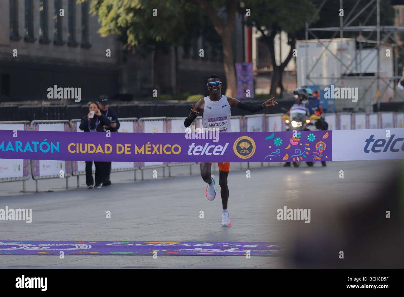 Mexiko-Stadt, Ciudad de Mexico, Mexiko. 31. August 2025. Tadu Abate Deme aus Äthiopien überquert die Ziellinie auf dem ersten Platz in der Elite-Kategorie der Männer beim XLII Mexico City Marathon. Am 31. August 2025 in Mexiko-Stadt. (Kreditbild: © Carlos Santiago/eyepix via ZUMA Press Wire) NUR REDAKTIONELLE VERWENDUNG! Nicht für kommerzielle ZWECKE! Quelle: ZUMA Press, Inc./Alamy Live News Stockfoto