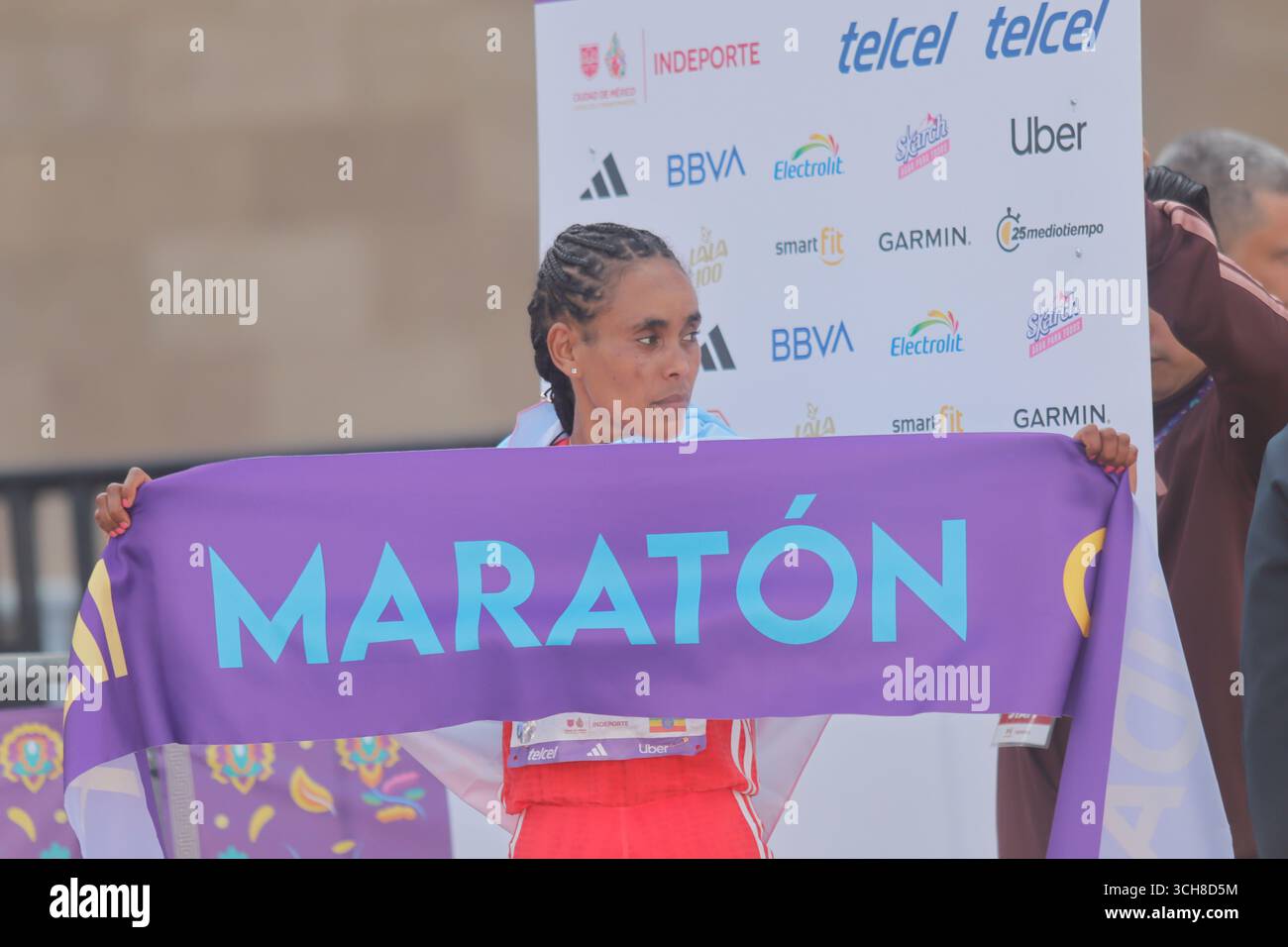 Mexiko-Stadt, Ciudad de Mexico, Mexiko. 31. August 2025. Bekelech Gudeta Borecha aus Äthiopien posierte nach der Ziellinie auf dem zweiten Platz in der Elite-Kategorie der Frauen beim XLII Mexico City Marathon. Am 31. August 2025 in Mexiko-Stadt. (Kreditbild: © Carlos Santiago/eyepix via ZUMA Press Wire) NUR REDAKTIONELLE VERWENDUNG! Nicht für kommerzielle ZWECKE! Quelle: ZUMA Press, Inc./Alamy Live News Stockfoto