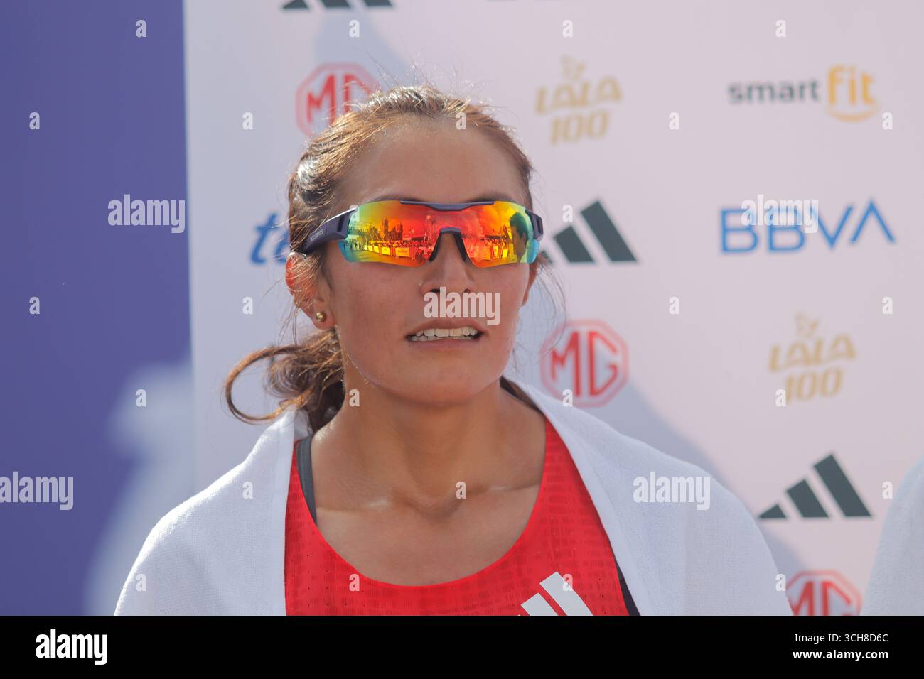 Mexiko-Stadt, Ciudad de Mexico, Mexiko. 31. August 2025. Lizaida Valdivia aus Peru wartet auf den zweiten Platz in der Elite-Kategorie der Frauen beim XLII Mexico City Marathon. Am 31. August 2025 in Mexiko-Stadt. (Kreditbild: © Carlos Santiago/eyepix via ZUMA Press Wire) NUR REDAKTIONELLE VERWENDUNG! Nicht für kommerzielle ZWECKE! Quelle: ZUMA Press, Inc./Alamy Live News Stockfoto