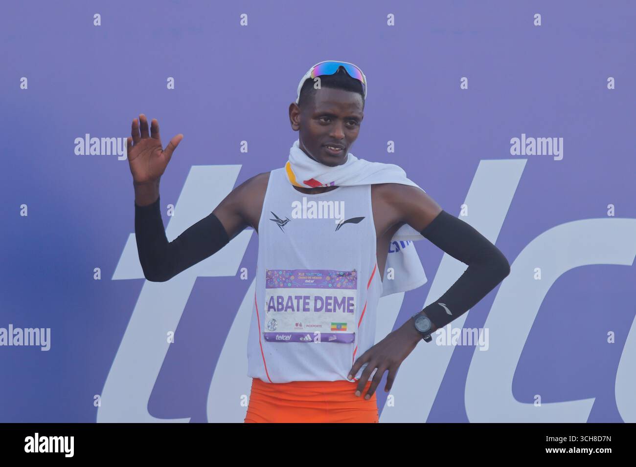 Mexiko-Stadt, Ciudad de Mexico, Mexiko. 31. August 2025. Tadu Abate Deme aus Äthiopien feierte nach Erreichen der Ziellinie den zweiten Platz in der Elite-Kategorie der Männer beim XLII Mexico City Marathon. Am 31. August 2025 in Mexiko-Stadt. (Kreditbild: © Carlos Santiago/eyepix via ZUMA Press Wire) NUR REDAKTIONELLE VERWENDUNG! Nicht für kommerzielle ZWECKE! Quelle: ZUMA Press, Inc./Alamy Live News Stockfoto