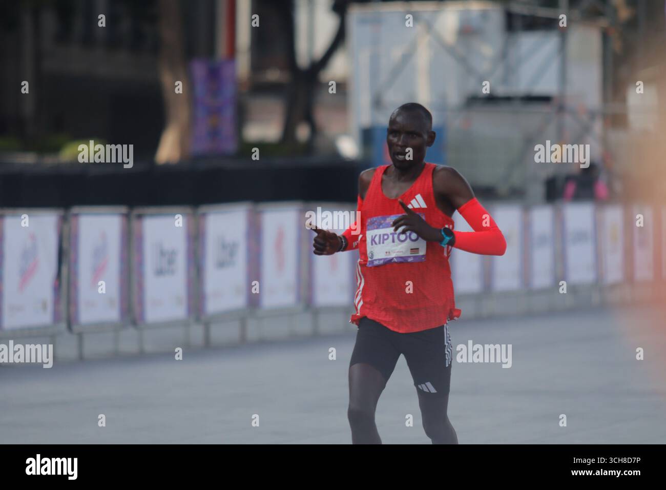 Mexiko-Stadt, Ciudad de Mexico, Mexiko. 31. August 2025. Edwin Kiprop Kiptoo aus Kenia erreicht die Ziellinie als dritten Platz in der Herren-Elite-Kategorie des XLII Mexico City Marathon. Am 31. August 2025 in Mexiko-Stadt. (Kreditbild: © Carlos Santiago/eyepix via ZUMA Press Wire) NUR REDAKTIONELLE VERWENDUNG! Nicht für kommerzielle ZWECKE! Quelle: ZUMA Press, Inc./Alamy Live News Stockfoto