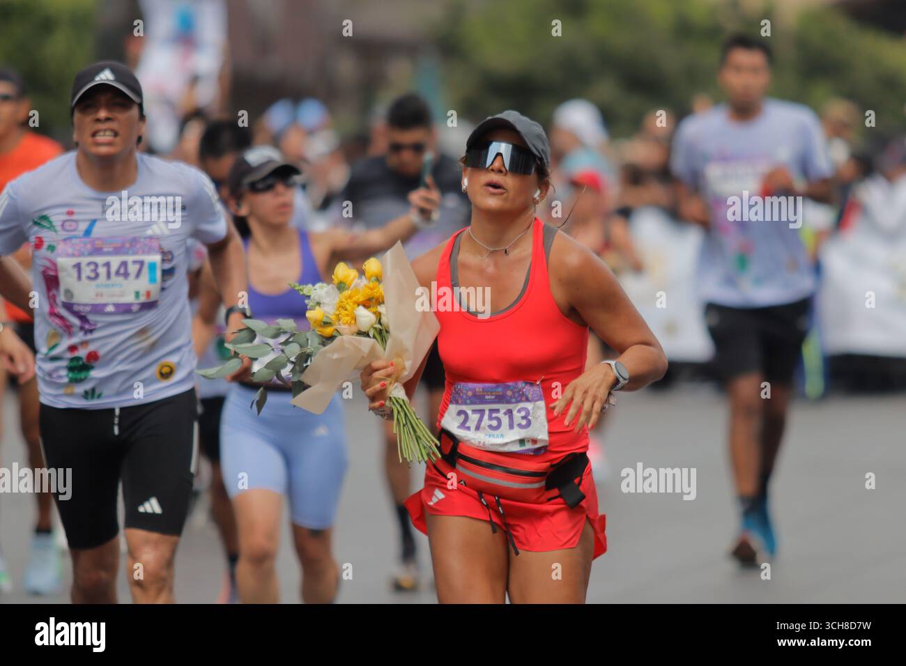 Mexiko-Stadt, Ciudad de Mexico, Mexiko. 31. August 2025. Eine Frau läuft beim XLII Mexico City Marathon. Am 31. August 2025 in Mexiko-Stadt. (Kreditbild: © Carlos Santiago/eyepix via ZUMA Press Wire) NUR REDAKTIONELLE VERWENDUNG! Nicht für kommerzielle ZWECKE! Quelle: ZUMA Press, Inc./Alamy Live News Stockfoto