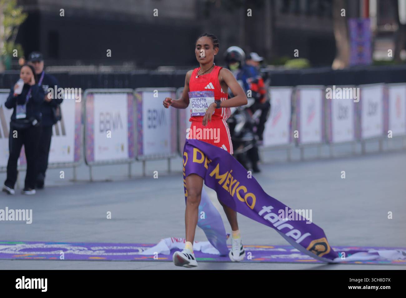 Mexiko-Stadt, Ciudad de Mexico, Mexiko. 31. August 2025. Bekelech Gudeta Borecha aus Äthiopien überquert die Ziellinie auf dem zweiten Platz in der Elite-Kategorie der Frauen beim XLII Mexico City Marathon. Am 31. August 2025 in Mexiko-Stadt. (Kreditbild: © Carlos Santiago/eyepix via ZUMA Press Wire) NUR REDAKTIONELLE VERWENDUNG! Nicht für kommerzielle ZWECKE! Quelle: ZUMA Press, Inc./Alamy Live News Stockfoto