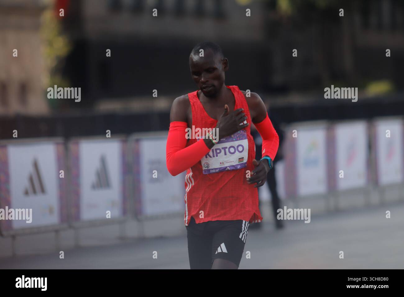 Mexiko-Stadt, Ciudad de Mexico, Mexiko. 31. August 2025. Edwin Kiprop Kiptoo aus Kenia erreichte die Ziellinie auf dem dritten Platz in der Herren-Elite-Kategorie des XLII Mexico City Marathon. Am 31. August 2025 in Mexiko-Stadt. (Kreditbild: © Carlos Santiago/eyepix via ZUMA Press Wire) NUR REDAKTIONELLE VERWENDUNG! Nicht für kommerzielle ZWECKE! Quelle: ZUMA Press, Inc./Alamy Live News Stockfoto