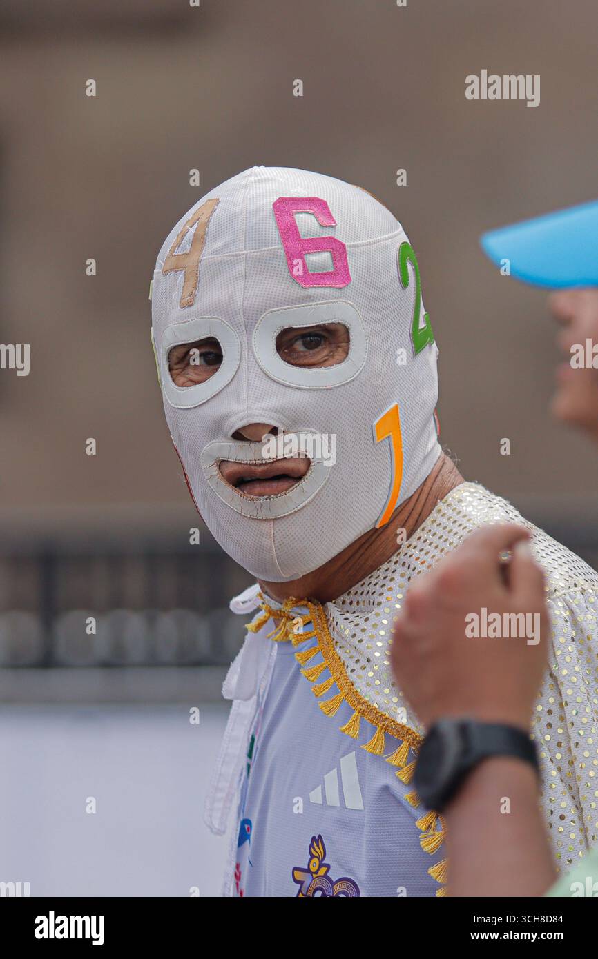 Mexiko-Stadt, Ciudad de Mexico, Mexiko. 31. August 2025. Trage eine Wrestling-Maske beim XLII Mexico City Marathon. Am 31. August 2025 in Mexiko-Stadt. (Kreditbild: © Carlos Santiago/eyepix via ZUMA Press Wire) NUR REDAKTIONELLE VERWENDUNG! Nicht für kommerzielle ZWECKE! Quelle: ZUMA Press, Inc./Alamy Live News Stockfoto