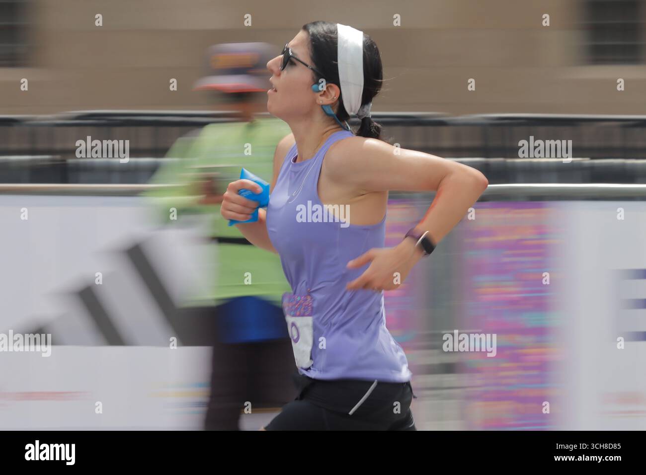 Mexiko-Stadt, Ciudad de Mexico, Mexiko. 31. August 2025. Eine Frau läuft beim XLII Mexico City Marathon. Am 31. August 2025 in Mexiko-Stadt. (Kreditbild: © Carlos Santiago/eyepix via ZUMA Press Wire) NUR REDAKTIONELLE VERWENDUNG! Nicht für kommerzielle ZWECKE! Quelle: ZUMA Press, Inc./Alamy Live News Stockfoto
