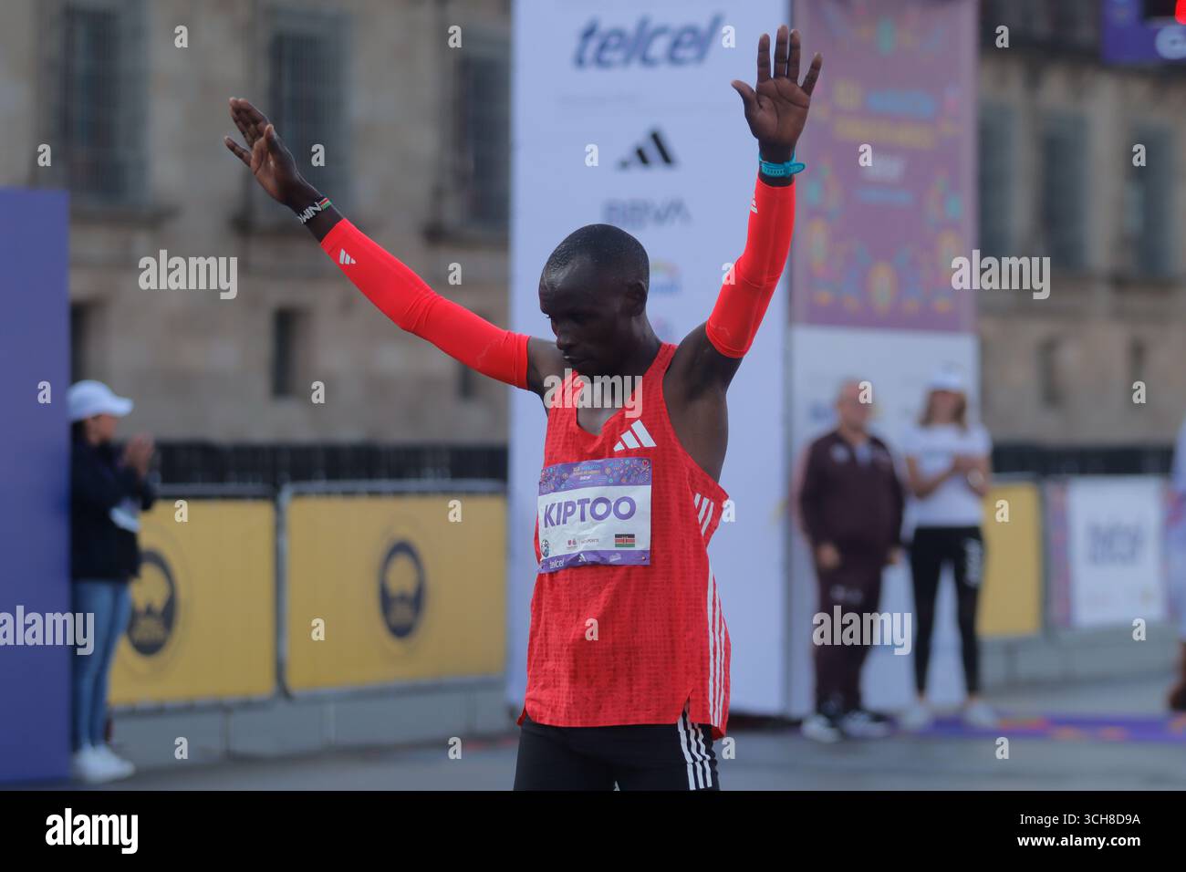 Mexiko-Stadt, Ciudad de Mexico, Mexiko. 31. August 2025. Edwin Kiprop Kiptoo aus Kenia feierte nach Erreichen der Ziellinie den dritten Platz in der Herren-Elite-Kategorie des XLII Mexico City Marathon. Am 31. August 2025 in Mexiko-Stadt. (Kreditbild: © Carlos Santiago/eyepix via ZUMA Press Wire) NUR REDAKTIONELLE VERWENDUNG! Nicht für kommerzielle ZWECKE! Quelle: ZUMA Press, Inc./Alamy Live News Stockfoto