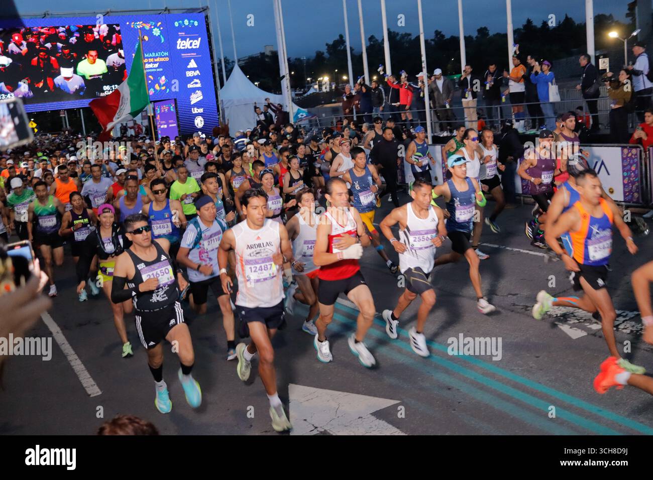 Mexiko-Stadt, Ciudad de Mexico, Mexiko. 31. August 2025. Teilnehmer am XLII Mexico City Marathon. Am 31. August 2025 in Mexiko-Stadt. (Kreditbild: © Carlos Santiago/eyepix via ZUMA Press Wire) NUR REDAKTIONELLE VERWENDUNG! Nicht für kommerzielle ZWECKE! Quelle: ZUMA Press, Inc./Alamy Live News Stockfoto
