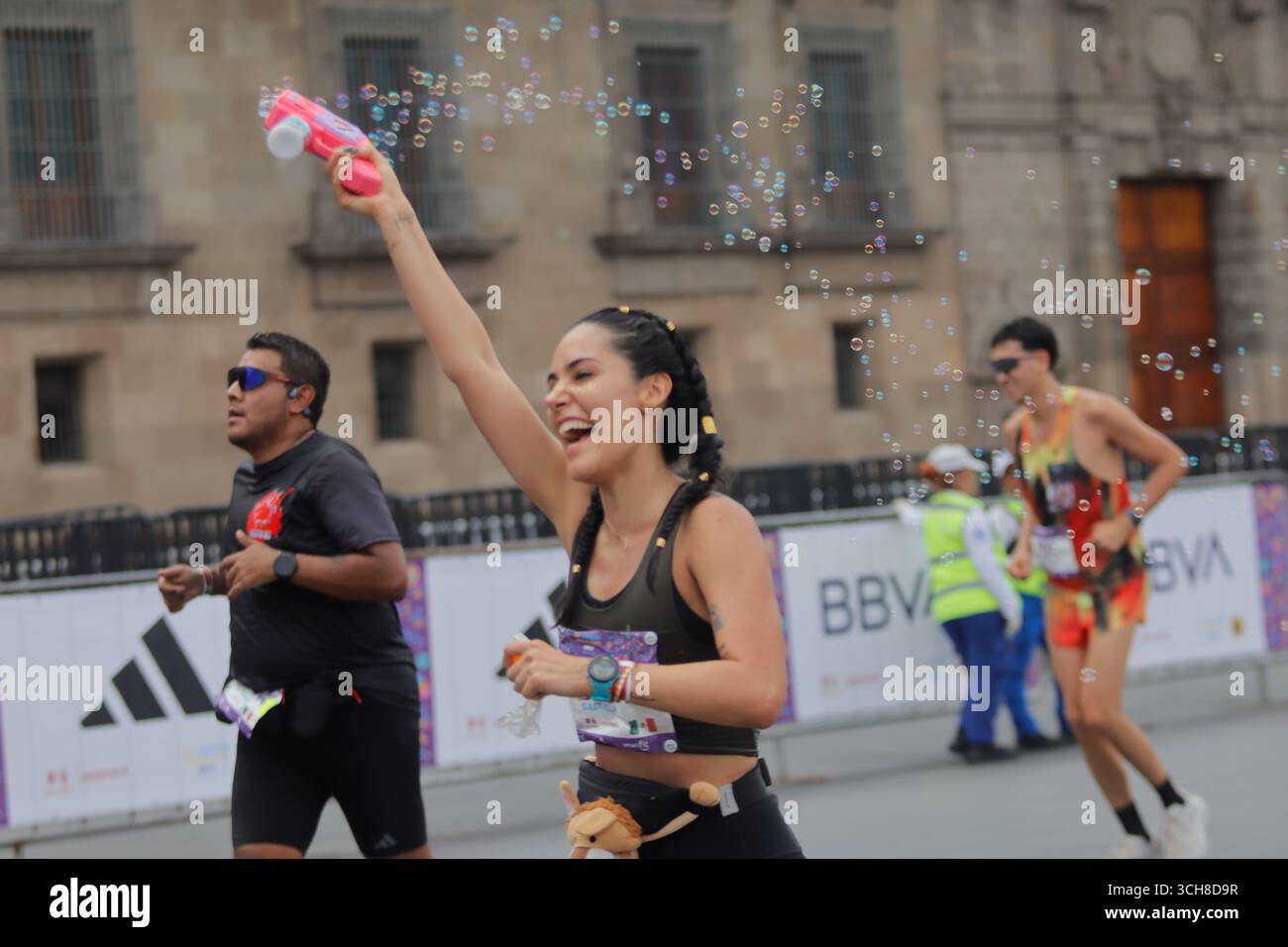 Mexiko-Stadt, Ciudad de Mexico, Mexiko. 31. August 2025. Eine Frau, die beim XLII Mexiko-Stadt-Marathon eine Marke erreicht hat. Am 31. August 2025 in Mexiko-Stadt. (Kreditbild: © Carlos Santiago/eyepix via ZUMA Press Wire) NUR REDAKTIONELLE VERWENDUNG! Nicht für kommerzielle ZWECKE! Quelle: ZUMA Press, Inc./Alamy Live News Stockfoto
