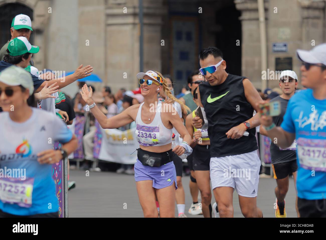 Mexiko-Stadt, Ciudad de Mexico, Mexiko. 31. August 2025. Eine Frau läuft beim XLII Mexico City Marathon. Am 31. August 2025 in Mexiko-Stadt. (Kreditbild: © Carlos Santiago/eyepix via ZUMA Press Wire) NUR REDAKTIONELLE VERWENDUNG! Nicht für kommerzielle ZWECKE! Quelle: ZUMA Press, Inc./Alamy Live News Stockfoto