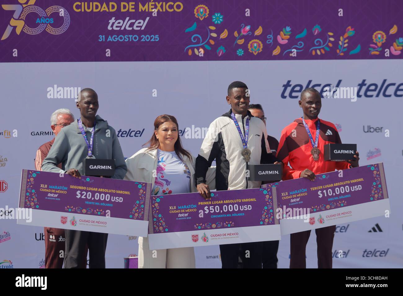 Mexiko-Stadt, Ciudad de Mexico, Mexiko. 31. August 2025. (L-R) Edwin Kiprop Kiptoo aus Kenia, Regierungschef von Mexiko-Stadt, Clara Brugada Molina, Tadu Abate Deme aus Äthiopien und Bernard Kipkorir Na aus Kenia posierten während der Preisverleihung für die Elite-Kategorie der Männer des XLII Mexico City Marathon. Am 31. August 2025 in Mexiko-Stadt. (Kreditbild: © Carlos Santiago/eyepix via ZUMA Press Wire) NUR REDAKTIONELLE VERWENDUNG! Nicht für kommerzielle ZWECKE! Quelle: ZUMA Press, Inc./Alamy Live News Stockfoto