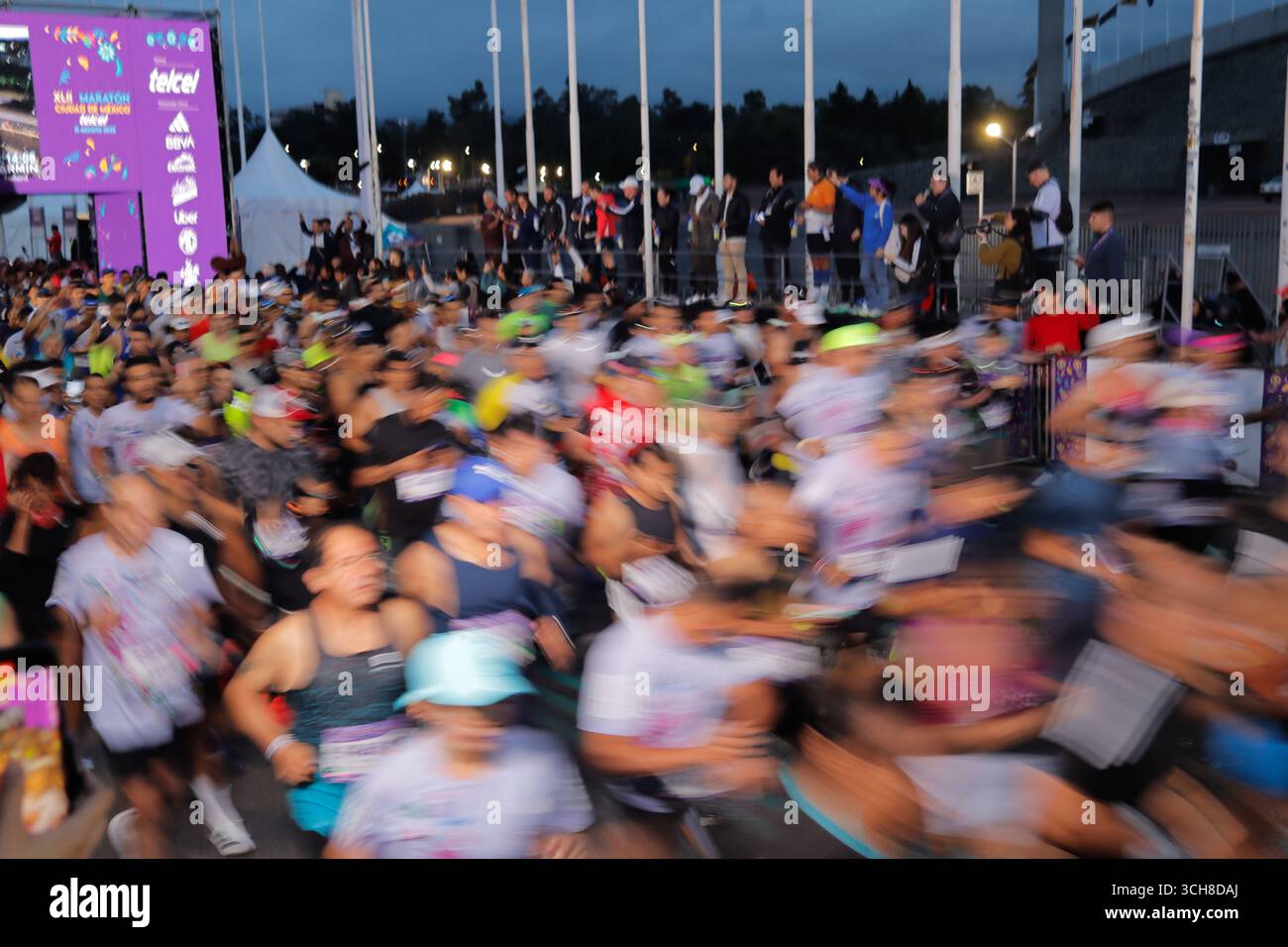 Mexiko-Stadt, Ciudad de Mexico, Mexiko. 31. August 2025. Teilnehmer am XLII Mexico City Marathon. Am 31. August 2025 in Mexiko-Stadt. (Kreditbild: © Carlos Santiago/eyepix via ZUMA Press Wire) NUR REDAKTIONELLE VERWENDUNG! Nicht für kommerzielle ZWECKE! Quelle: ZUMA Press, Inc./Alamy Live News Stockfoto