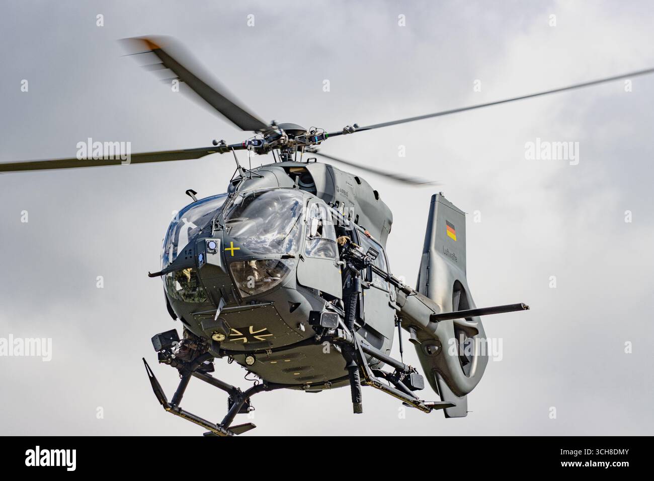 Während einer NATO-Übung fliegt ein Kampfhubschrauber Airbus H145 der Bundeswehr und zeigt die moderne Militärluftfahrt, Stärke und Taktbereitschaft Stockfoto