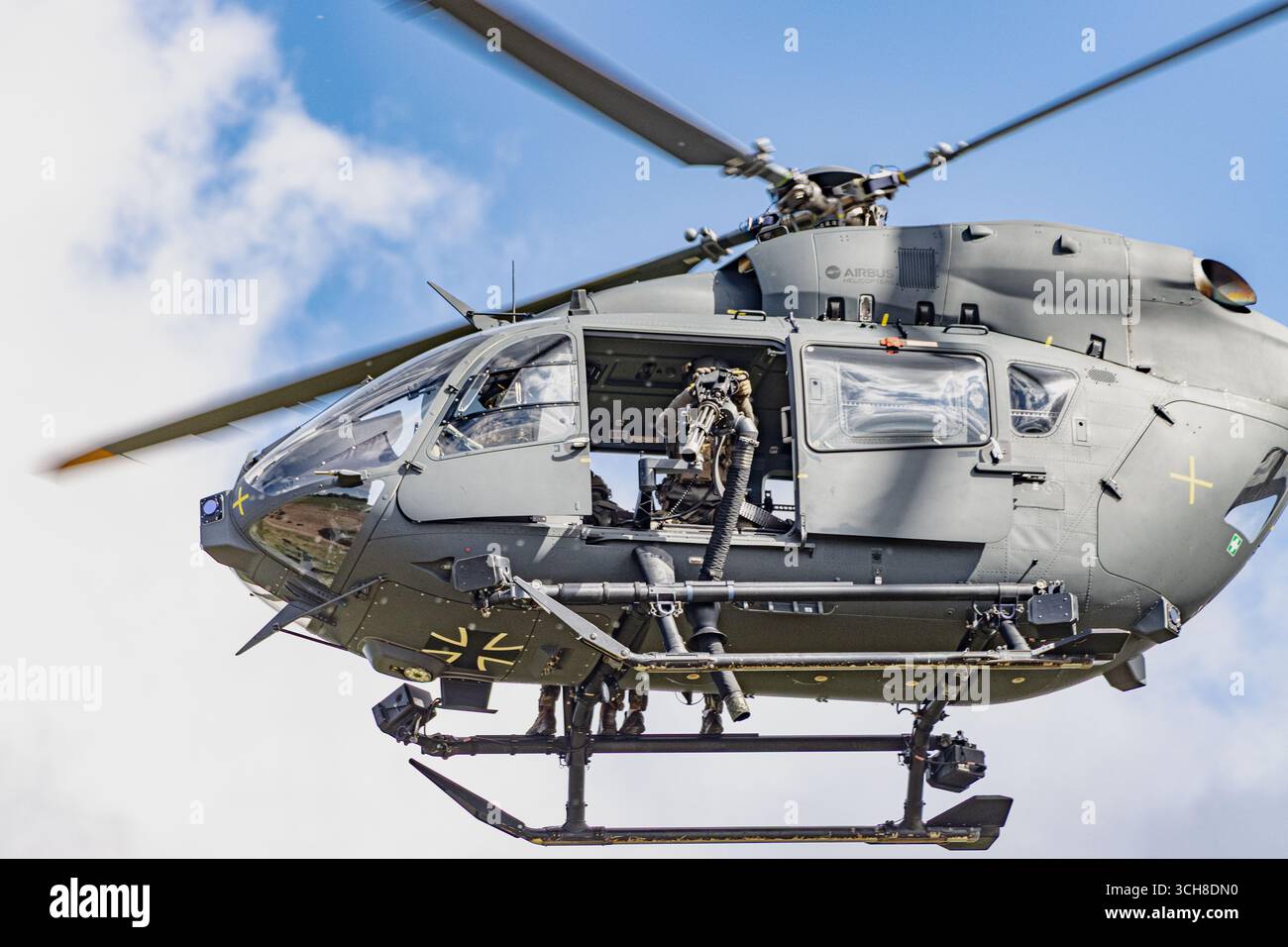 Während einer NATO-Übung fliegt ein Kampfhubschrauber Airbus H145 der Bundeswehr und zeigt die moderne Militärluftfahrt, Stärke und Taktbereitschaft Stockfoto