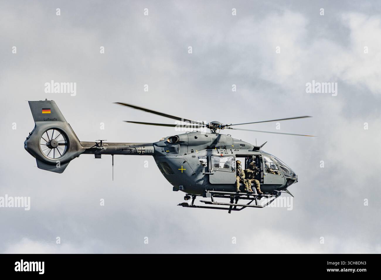 Während einer NATO-Übung fliegt ein Kampfhubschrauber Airbus H145 der Bundeswehr und zeigt die moderne Militärluftfahrt, Stärke und Taktbereitschaft Stockfoto
