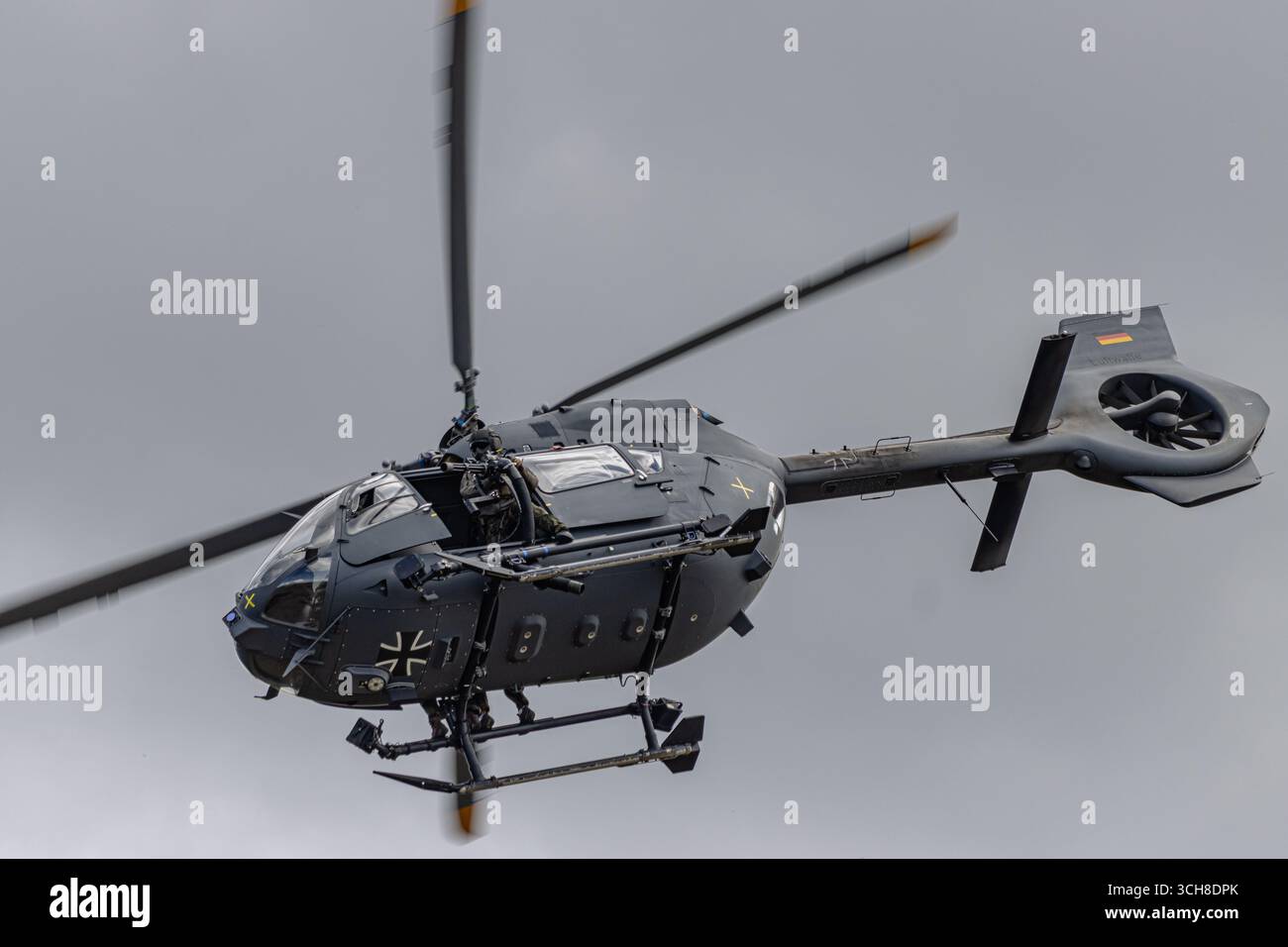 Während einer NATO-Übung fliegt ein Kampfhubschrauber Airbus H145 der Bundeswehr und zeigt die moderne Militärluftfahrt, Stärke und Taktbereitschaft Stockfoto