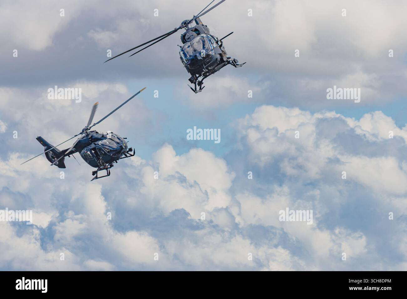 Während einer NATO-Übung fliegt ein Kampfhubschrauber Airbus H145 der Bundeswehr und zeigt die moderne Militärluftfahrt, Stärke und Taktbereitschaft Stockfoto