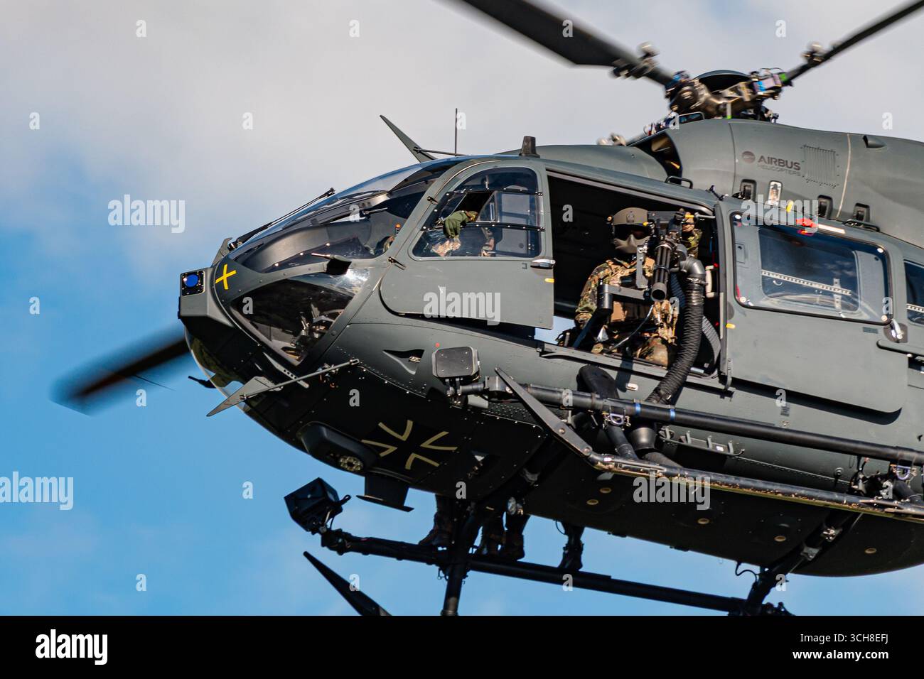 Während einer NATO-Übung fliegt ein Kampfhubschrauber Airbus H145 der Bundeswehr und zeigt die moderne Militärluftfahrt, Stärke und Taktbereitschaft Stockfoto