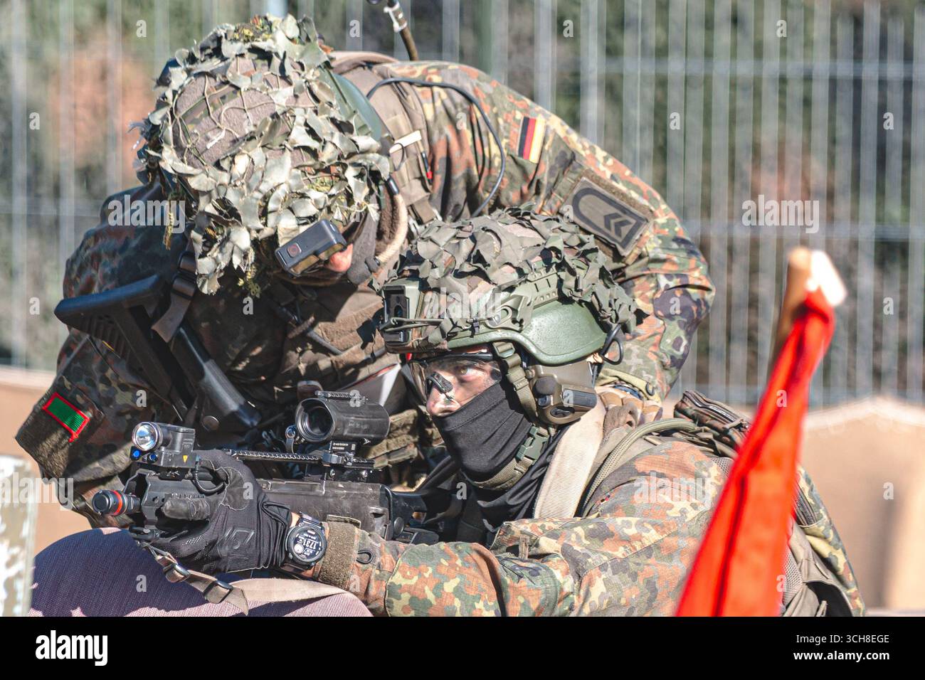Fallschirmjäger der Bundeswehr stehen bei einer NATO-Veranstaltung in Formation, tragen Kampfuniformen und zeigen Disziplin, Stärke und Einheit, symbolisieren in Stockfoto