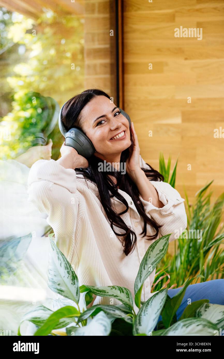 Entspannte Frau, die Freizeit genießt und Musik hört. Stockfoto
