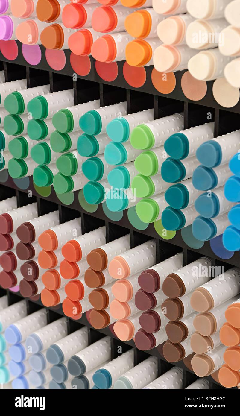 Eine Vielzahl von Markierungen in verschiedenen Farben auf einer Ausstellung von Produkten für Künstler, Nahaufnahme, abstrakter Hintergrund Stockfoto