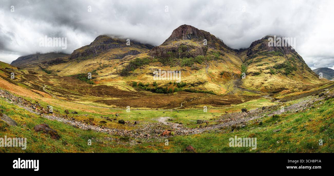 Panorama der Berge in Glencoe bei Regen, Schottland, schottisches Hochland Stockfoto