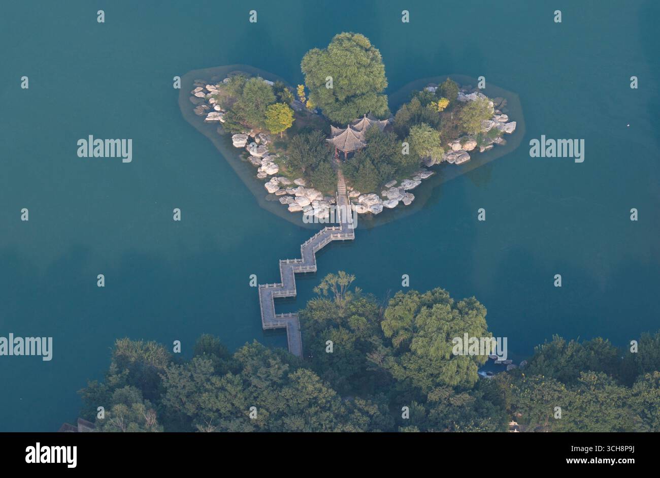 Die Insel im Jiulong Lake im Jinci Park in Taiyuan ist herzförmig. Taiyuan, China, 31. August 2025. Das Luftbild nahm die Jinci (Heilige Halle) des Jinci Tempels am 31. August 2025 auf. Der Jinci-Tempel befindet sich am Fuße des Xuanweng-Berges, 25 km südwestlich von Taiyuan City, der Hauptstadt der nordwestlichen chinesischen Provinz Shanxi, und an der Quelle des Jinshui-Flusses. Es ist ein wertvolles historisches und kulturelles Erbe, das alte chinesische Opferarchitektur, Gärten, Skulpturen, Wandgemälde und Stelen-Kunst integriert. (Drohnenfoto) Credit: Wu Junjie/China News Service/Alamy Live News Stockfoto