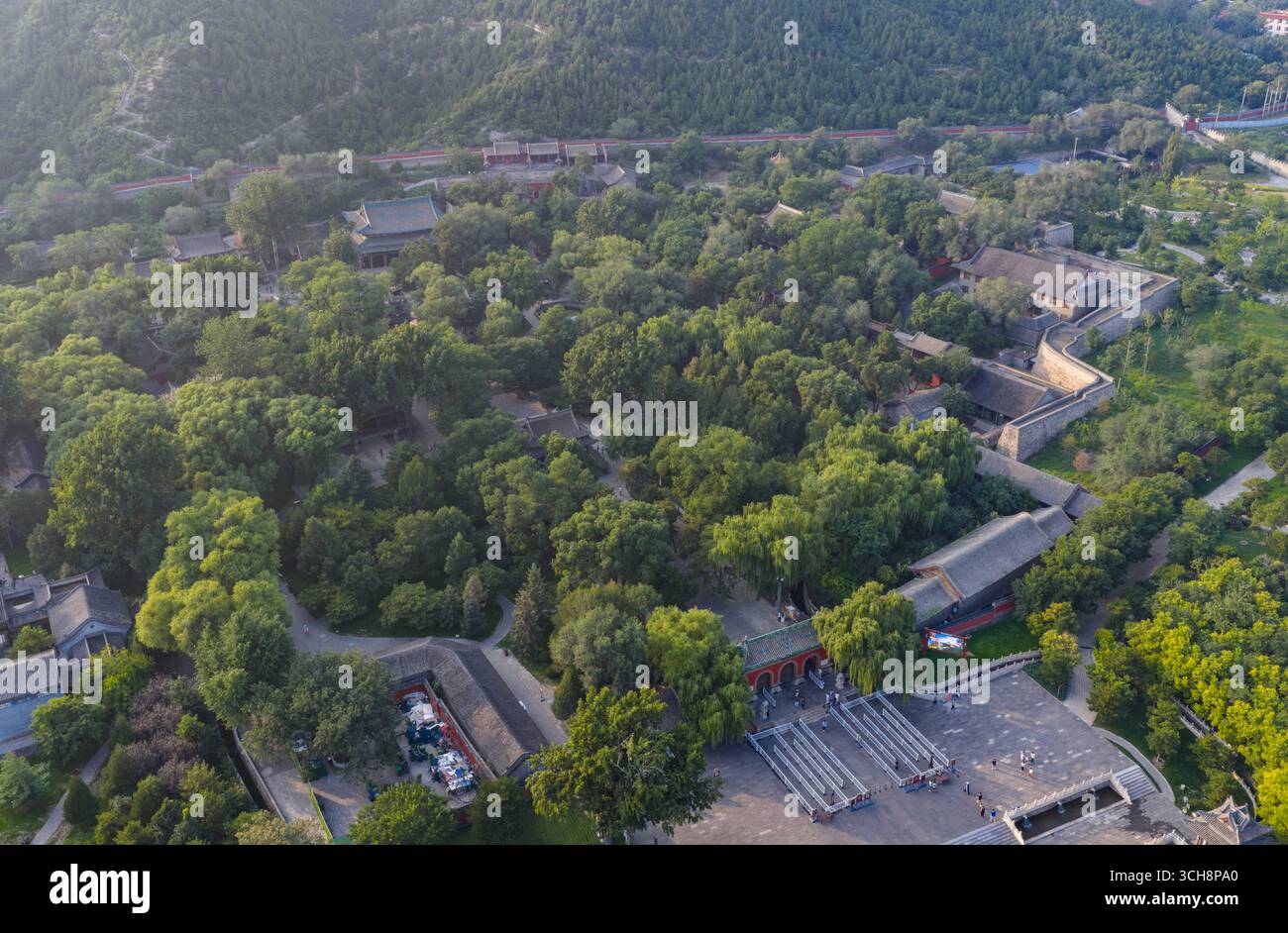 Jinci Landschaft. Taiyuan, China, 31. August 2025. Das Luftbild nahm die Jinci (Heilige Halle) des Jinci Tempels am 31. August 2025 auf. Der Jinci-Tempel befindet sich am Fuße des Xuanweng-Berges, 25 km südwestlich von Taiyuan City, der Hauptstadt der nordwestlichen chinesischen Provinz Shanxi, und an der Quelle des Jinshui-Flusses. Es ist ein wertvolles historisches und kulturelles Erbe, das alte chinesische Opferarchitektur, Gärten, Skulpturen, Wandgemälde und Stelen-Kunst integriert. (Drohnenfoto) Credit: Wu Junjie/China News Service/Alamy Live News Stockfoto