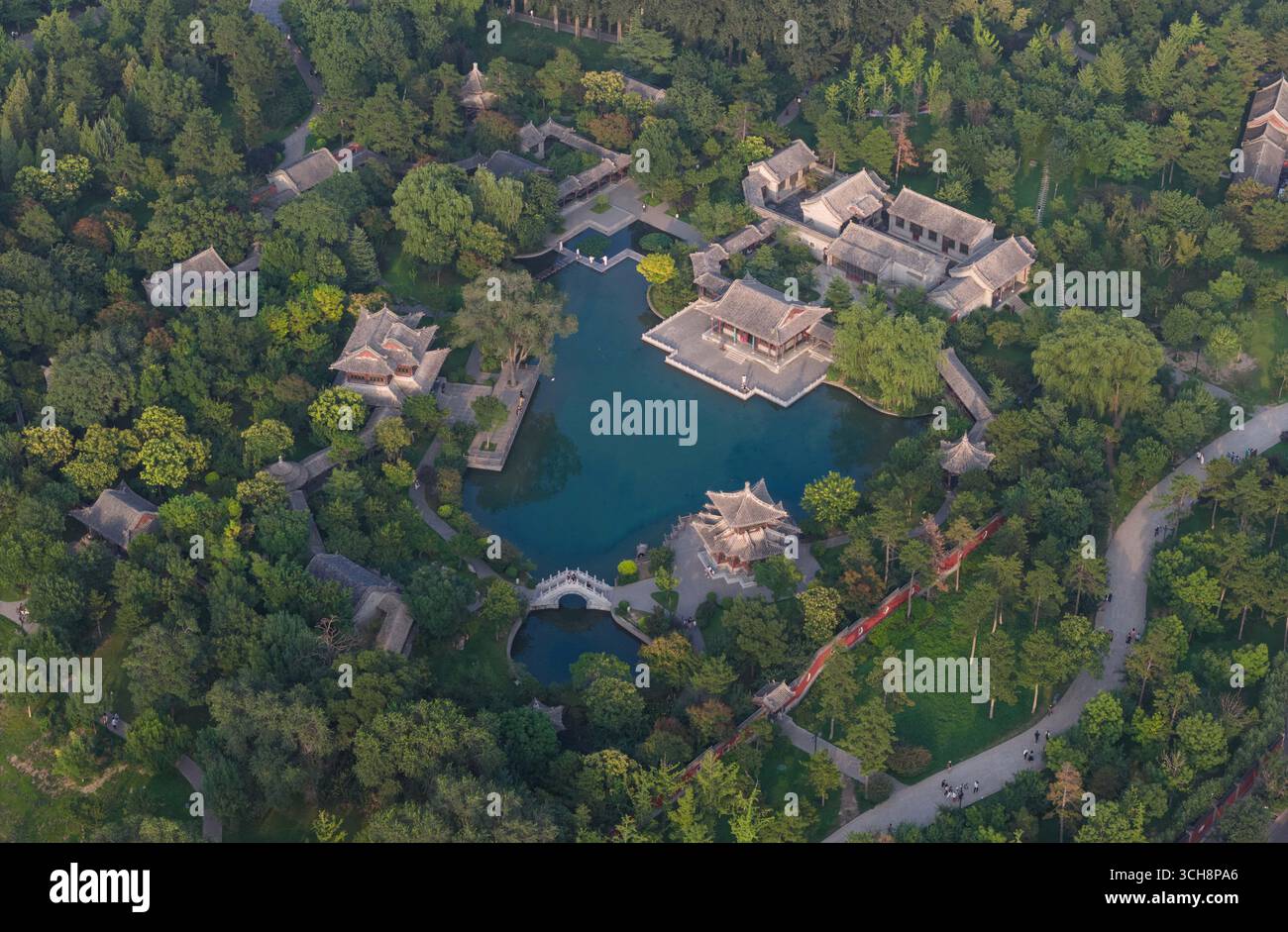 Jinci Landschaft. Taiyuan, China, 31. August 2025. Das Luftbild nahm die Jinci (Heilige Halle) des Jinci Tempels am 31. August 2025 auf. Der Jinci-Tempel befindet sich am Fuße des Xuanweng-Berges, 25 km südwestlich von Taiyuan City, der Hauptstadt der nordwestlichen chinesischen Provinz Shanxi, und an der Quelle des Jinshui-Flusses. Es ist ein wertvolles historisches und kulturelles Erbe, das alte chinesische Opferarchitektur, Gärten, Skulpturen, Wandgemälde und Stelen-Kunst integriert. (Drohnenfoto) Credit: Wu Junjie/China News Service/Alamy Live News Stockfoto