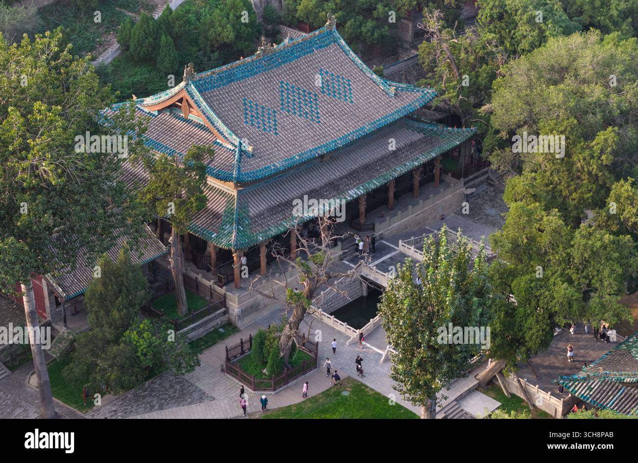 Luftaufnahme des Jinci (Heilige Halle) in der Provinz Shanxi. Taiyuan, China, 31. August 2025. Das Luftbild nahm die Jinci (Heilige Halle) des Jinci Tempels am 31. August 2025 auf. Der Jinci-Tempel befindet sich am Fuße des Xuanweng-Berges, 25 km südwestlich von Taiyuan City, der Hauptstadt der nordwestlichen chinesischen Provinz Shanxi, und an der Quelle des Jinshui-Flusses. Es ist ein wertvolles historisches und kulturelles Erbe, das alte chinesische Opferarchitektur, Gärten, Skulpturen, Wandgemälde und Stelen-Kunst integriert. (Drohnenfoto) Credit: Wu Junjie/China News Service/Alamy Live News Stockfoto