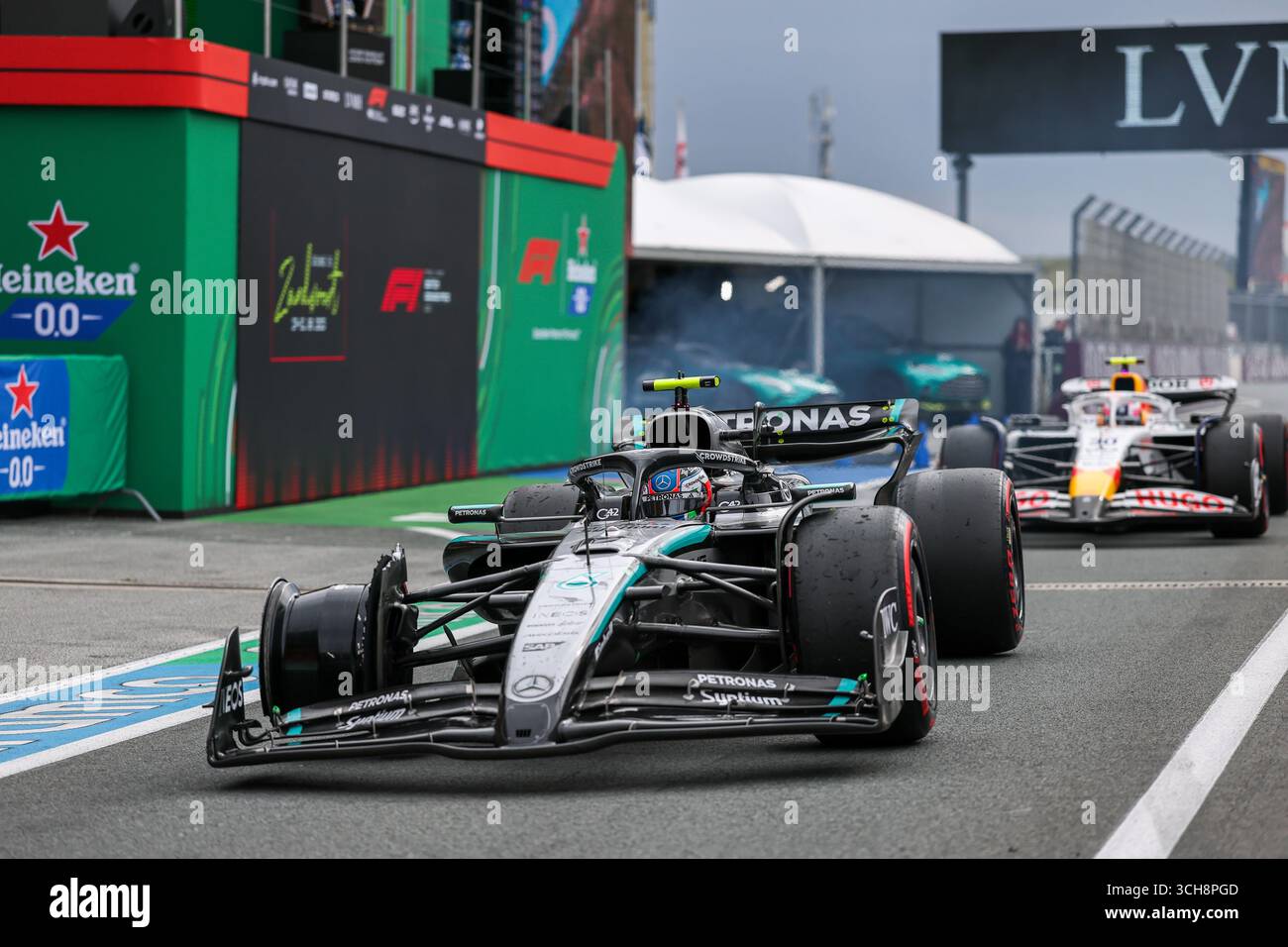 Amsterdam, Niederlande. 31. August 2025. Mercedes-Italiener Andrea Kimi Antonelli (vorne) tritt während des Grand Prix der Niederlande 2025 auf dem Zandvoort Circuit in Zandvoort in der Nähe von Amsterdam (Niederlande) am 31. August 2025 auf. Quelle: Qian Jun/Xinhua/Alamy Live News Stockfoto