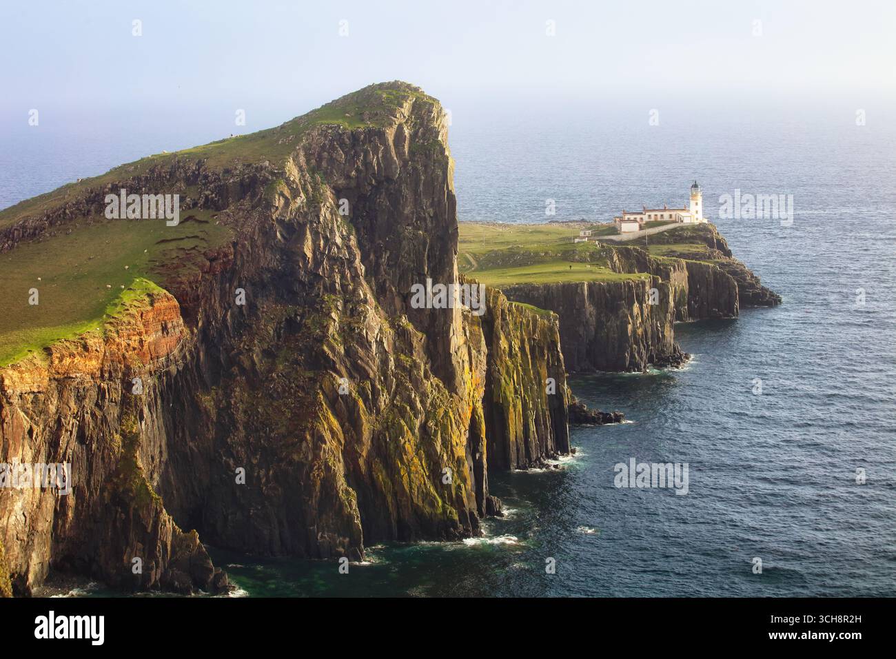 Blick auf den Neist Point Leuchtturm auf den grünen Klippen der Isle of Skye Stockfoto