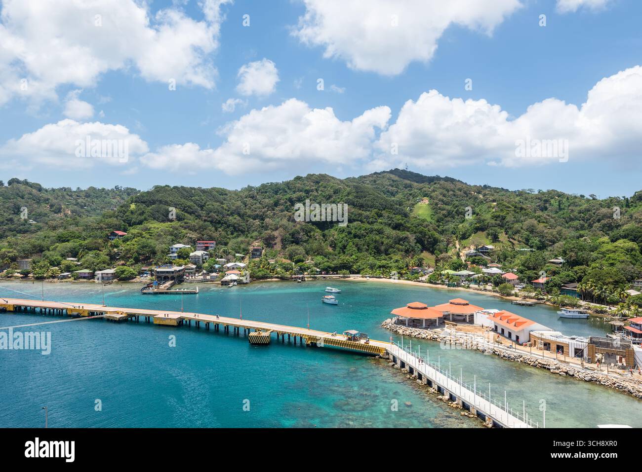 Isla de Roatan, Honduras - 16. April 2024: Blick von oben auf den Hafen und das Stadtzentrum von Coxen Hole, Roatan Kreuzfahrthafen, Honduras. Stockfoto