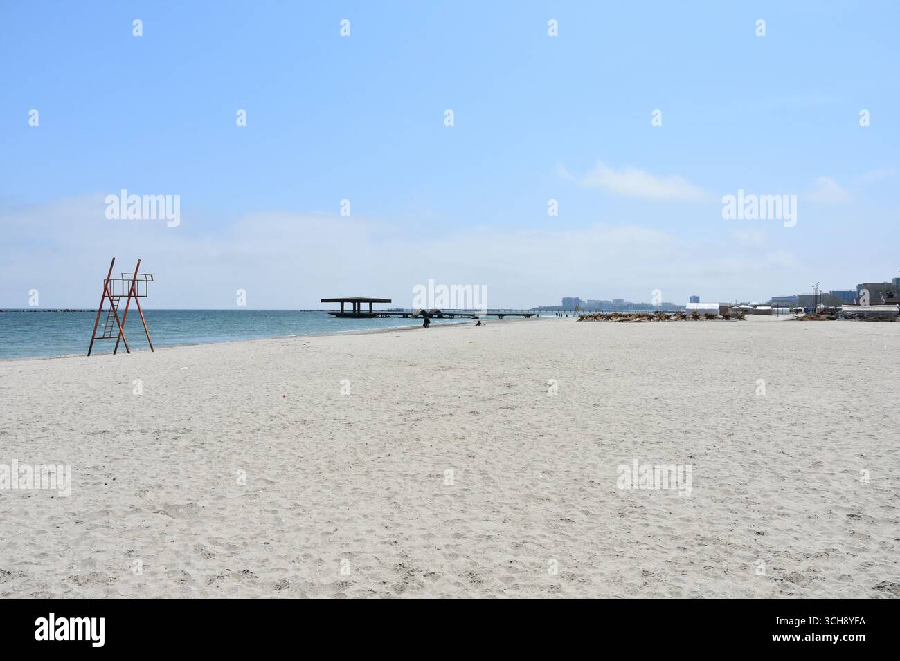 Ein Strand entlang der rumänischen Schwarzmeerküste, der speziell Mamaia Nord Vintage Beach oder einem anderen Strand in Mamaia ähnelt Stockfoto