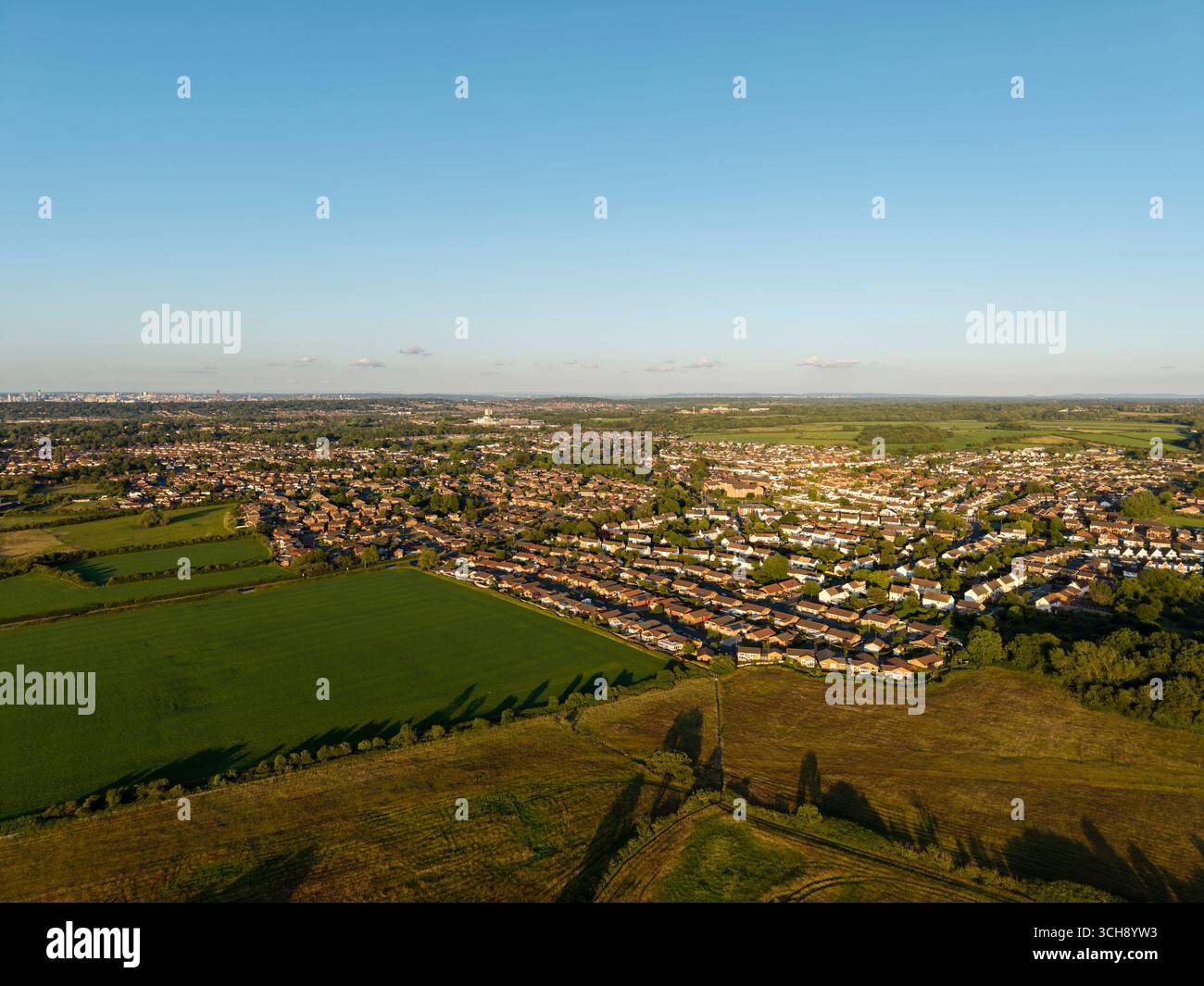 Luftfahrt, Ackerland und Wohnhäuser, Greasby, Wirral, Merseyside, England Stockfoto