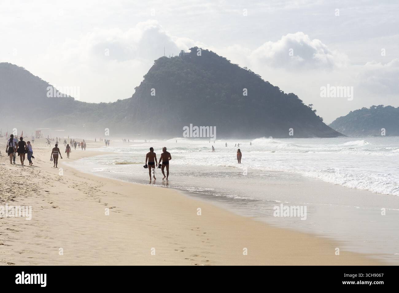 Eine Morgenszene am Strand von Copacabana mit dem Morro do Leme im Hintergrund - Rio de Janeiro, Brasilien. Stockfoto