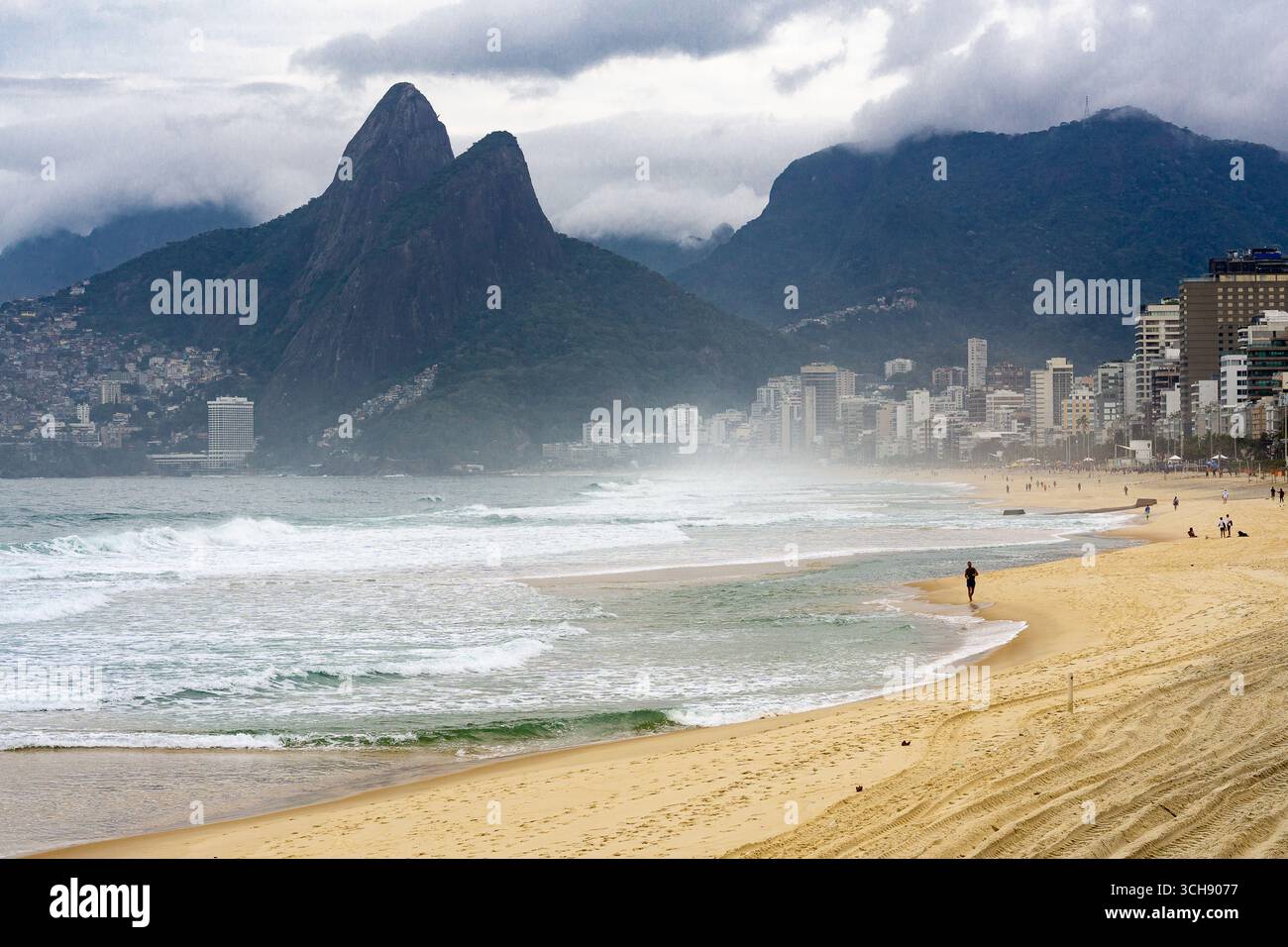 Ipanema Beach an einem bewölkten Morgen - Rio de Janeiro, Brasilien, Südamerika. Stockfoto