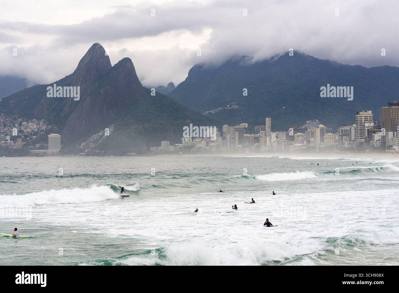 Ipanema Beach an einem bewölkten Morgen - Rio de Janeiro, Brasilien, Südamerika. Stockfoto