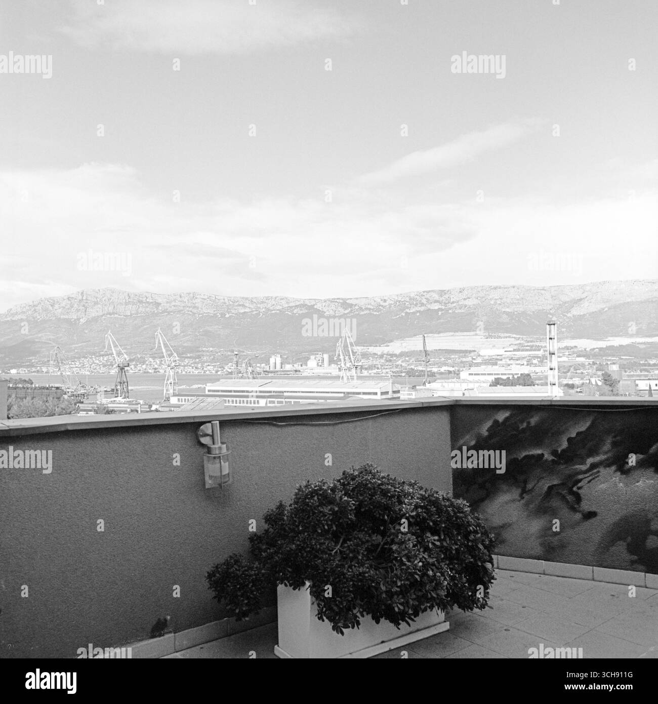 Anoramischer Blick auf Split, Kroatien, aus dem Inneren eines Einkaufszentrums, zeigt die Mischung aus brutalistischen Betonstrukturen und ihrer Identität als ein Stockfoto