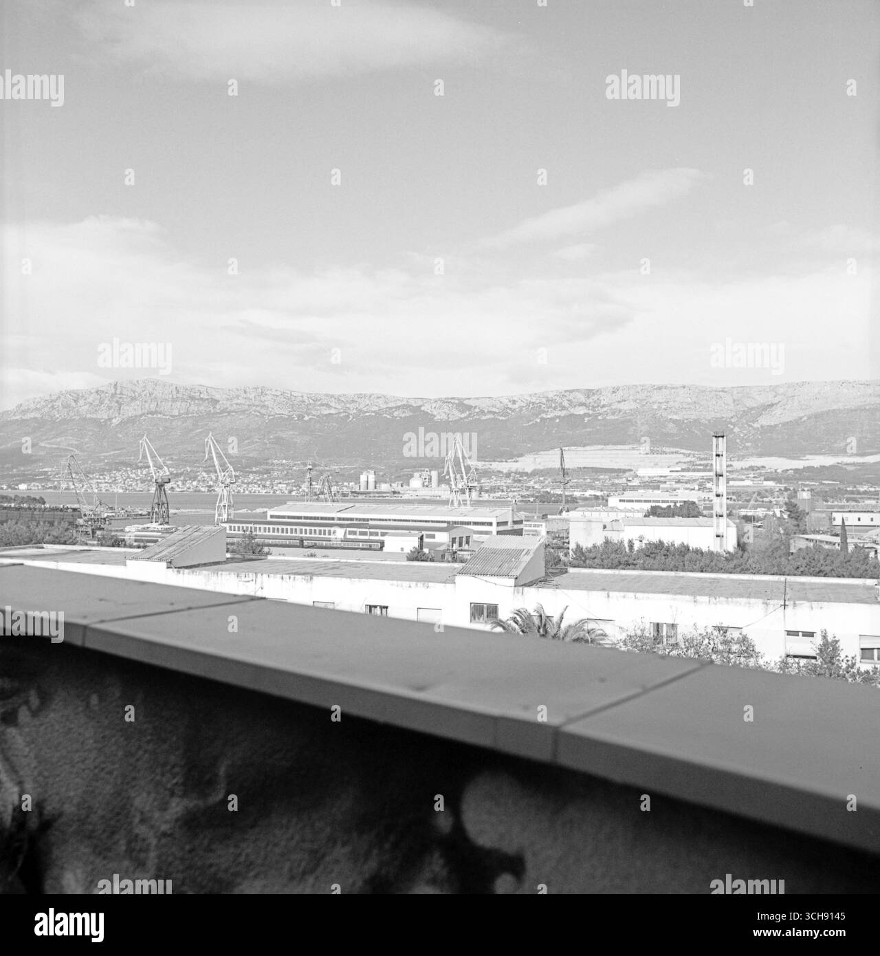 Anoramischer Blick auf Split, Kroatien, aus dem Inneren eines Einkaufszentrums, zeigt die Mischung aus brutalistischen Betonstrukturen und ihrer Identität als ein Stockfoto