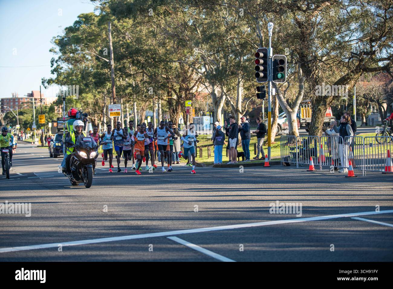Der Sydney Marathon 2025 zog eine weltweite Gruppe von 35.000 Teilnehmern für seine erste Aufnahme als einer der Abbott World Marathon Majors an. Stockfoto