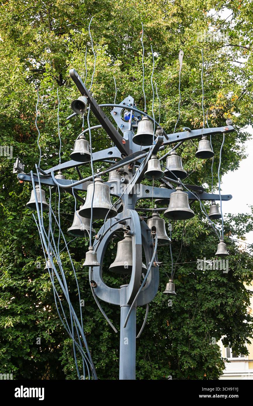 Metallkarillon mit vielen Glocken, die an komplexen Strukturen hängen und draußen Musik spielen. Stockfoto