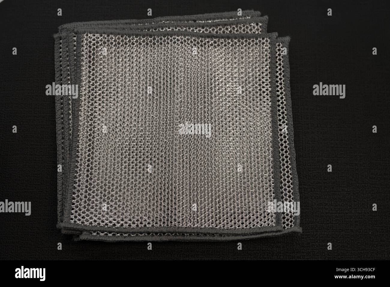 SILBERNE Mikrofaser-Reinigungstücher – doppelseitig strukturiertes Gewebe, kratzfreies Strickmaterial, ideal für den Einsatz in Bad und Küche Stockfoto