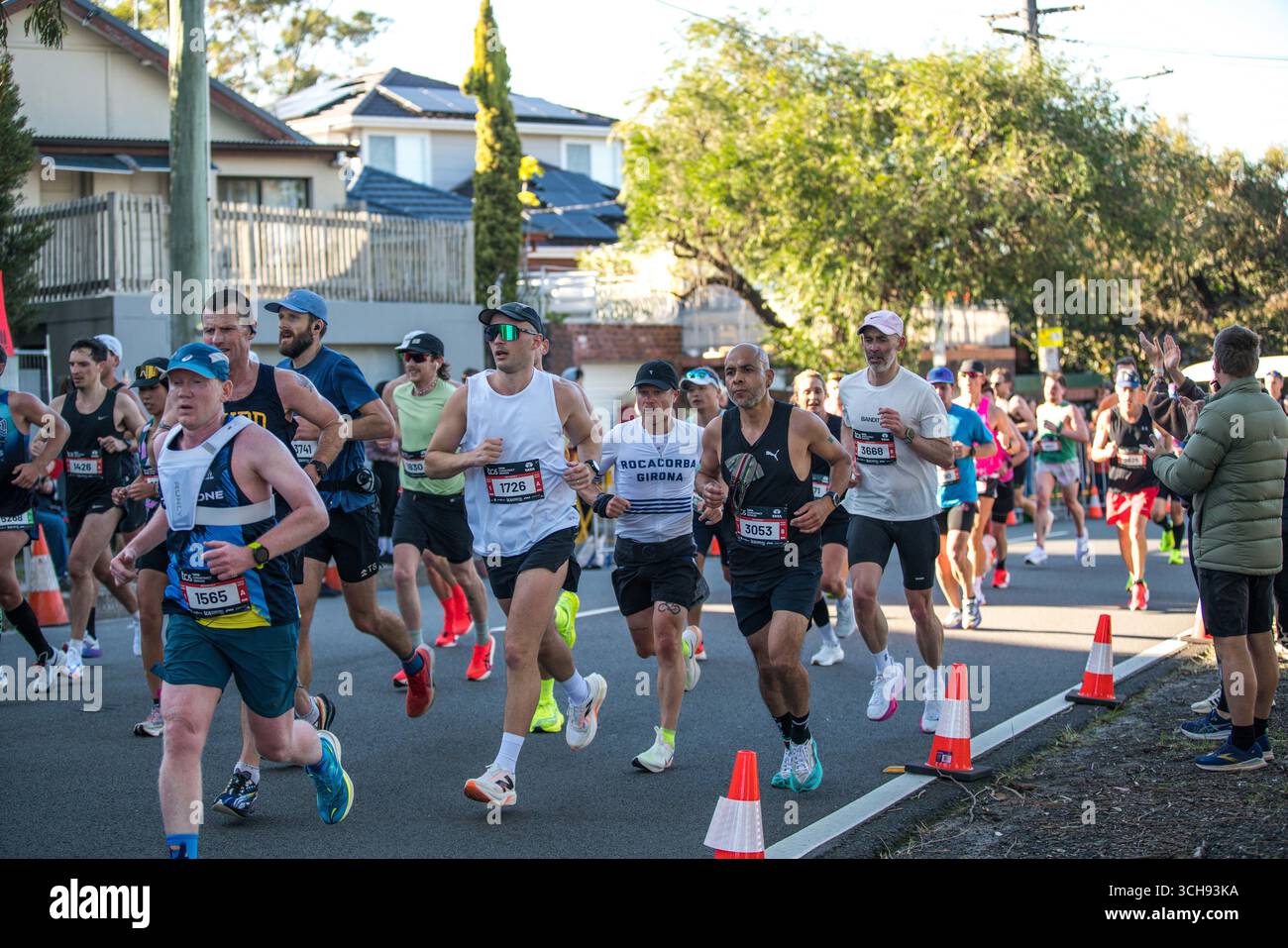 Der Sydney Marathon 2025 zog eine weltweite Gruppe von 35.000 Teilnehmern für seine erste Aufnahme als einer der Abbott World Marathon Majors an. Stockfoto
