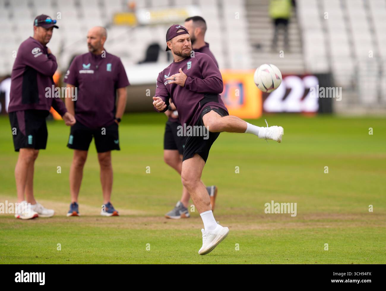 England-Cheftrainer Brendon McCullum während einer Nets-Session in Headingley, Leeds. Bilddatum: Montag, 1. September 2025. Das Foto sollte lauten: Danny Lawson/PA Wire. EINSCHRÄNKUNGEN: Nur redaktionelle Verwendung. Keine kommerzielle Nutzung ohne vorherige schriftliche Zustimmung der EZB. Nur für Standbilder. Keine bewegten Bilder zum Emulieren von Broadcast. Kein Entfernen oder Verdecken von Sponsorenlogos. Stockfoto