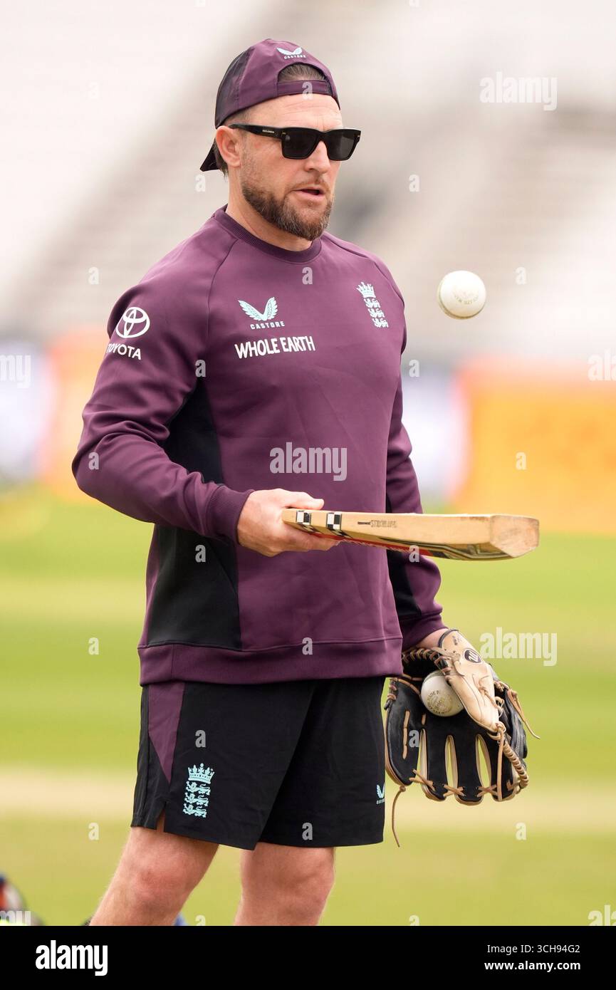 England-Cheftrainer Brendon McCullum während einer Nets-Session in Headingley, Leeds. Bilddatum: Montag, 1. September 2025. Das Foto sollte lauten: Danny Lawson/PA Wire. EINSCHRÄNKUNGEN: Nur redaktionelle Verwendung. Keine kommerzielle Nutzung ohne vorherige schriftliche Zustimmung der EZB. Nur für Standbilder. Keine bewegten Bilder zum Emulieren von Broadcast. Kein Entfernen oder Verdecken von Sponsorenlogos. Stockfoto